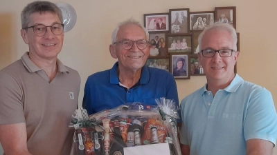 Johann Schart (Mitte) freut sich über die Glückwünsche von Markus Kurz (links) und Thomas Beer (rechts) vom GOV Ober- / Mitterauerbach (Bild: Isabella Schart)