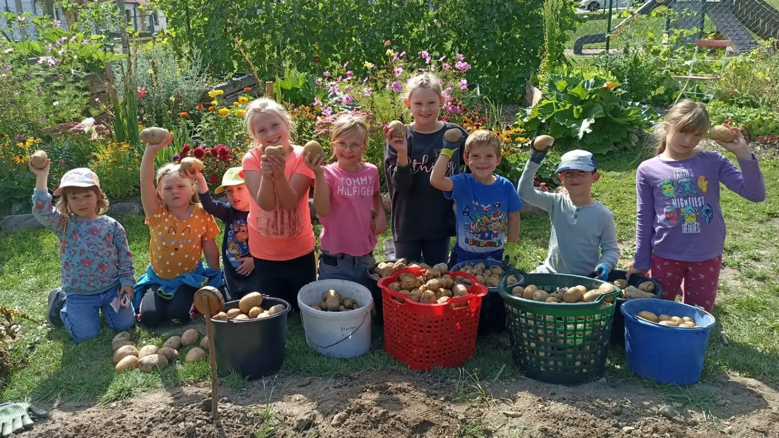 Stolz präsentierten die Kids nach getaner Arbeit ihre Ernte! (Bild: Bettina Stock)