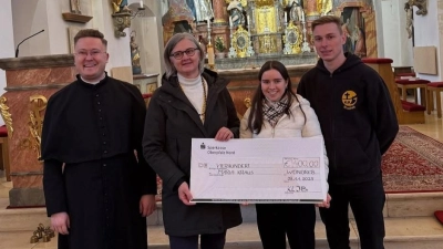 Spendenübergabe von links Kaplan Alexander Röse, Maria Kraus von der Kindertagespflege Pusteblume Tirschenreuth, Romina Kraus und Luis Geyer jeweils von der KLJB Wondreb. (Bild: Maria Prockl)
