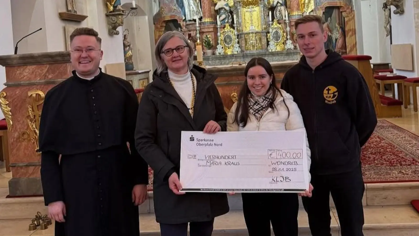 Spendenübergabe von links Kaplan Alexander Röse, Maria Kraus von der Kindertagespflege Pusteblume Tirschenreuth, Romina Kraus und Luis Geyer jeweils von der KLJB Wondreb. (Bild: Maria Prockl)