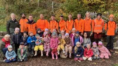 Die Auszubildenden des Forstbetriebes der Bayerischen Staatsforsten aus Burglengenfeld haben für die Kindergartenkinder in Hohenburg neue Sitzbänke aus Holz gebaut. Darüber haben sich die Kinder und Kindergartenleiterin Brigitte Semmler riesig gefreut. V. hinten links Forstbetriebsleiter Hans Mages, Ausbildungsmeister Michael Fischer und Ausbilder Hubert Hollweck. (Bild: Brigitte Semmler)