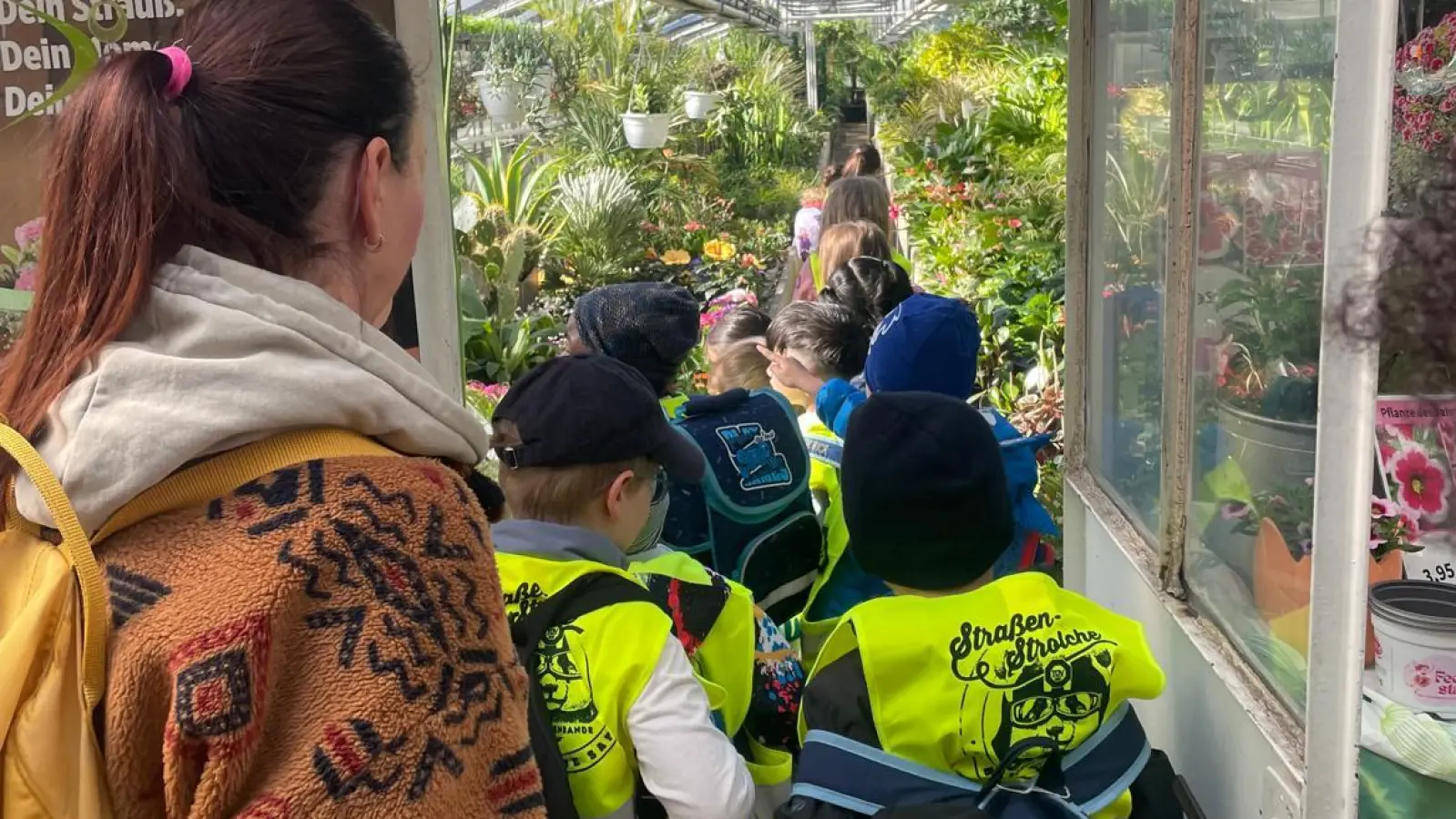 Wie in einer anderen Welt: Die Kinder besichtigen die Gewächshäuser der Gärtnerei Gloßner (Bild: Ronja Rupprecht)