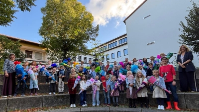Die Freudenberger Schulanfänger mit den Klassenlehrerinnen Ingrid Augsberger, Lucie Lauter und Martina Frühwirth. (Bild: Marion Ott)