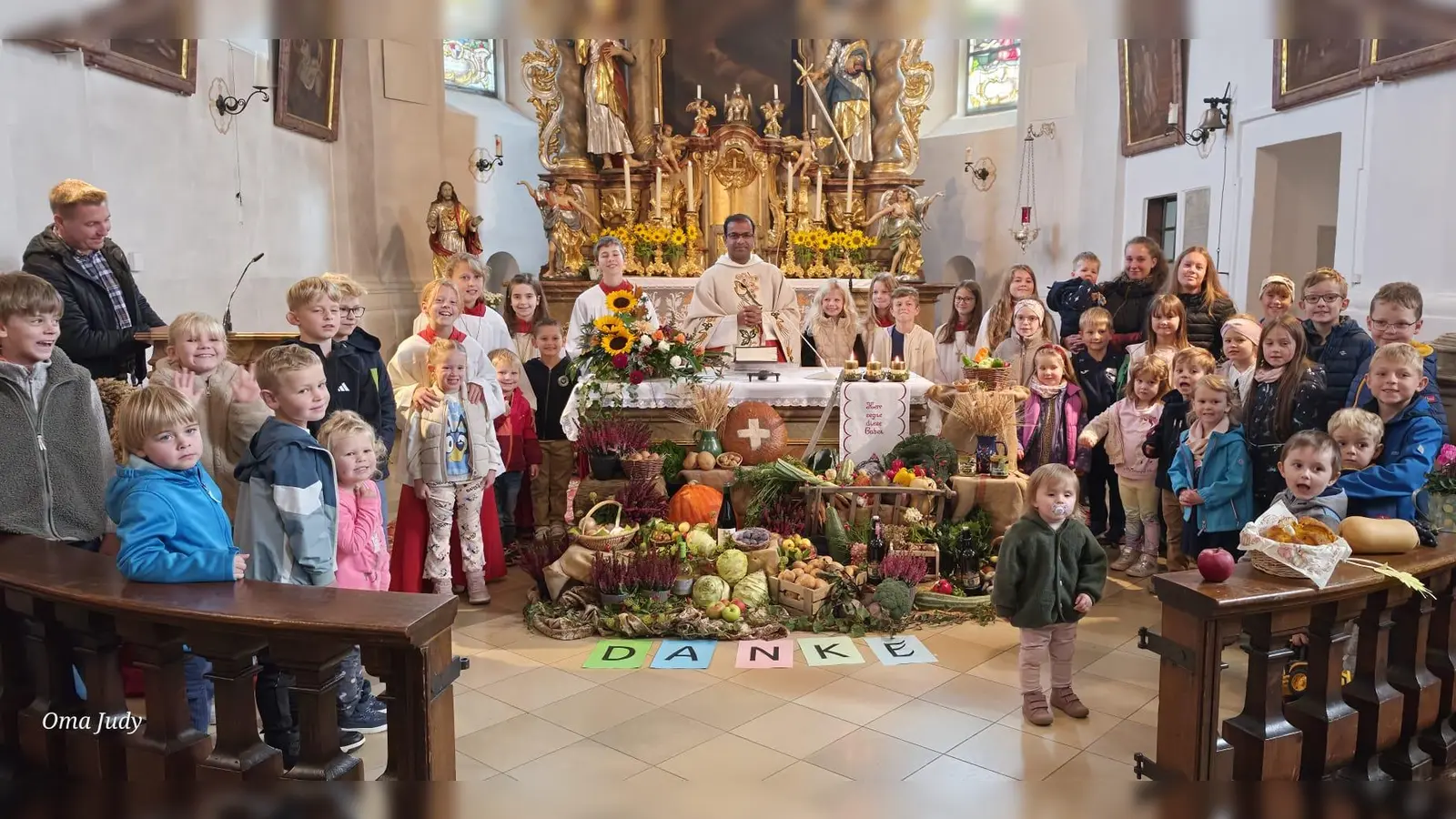 Viele Familien kamen mit ihren Kindern zum Erntedankgottesdienst in die Pfarrkirche. (Bild: Josef Söllner)