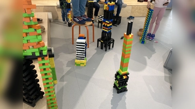 8000 bunte Bausteine luden ein zum Bauen und Stapeln, zum Schlichten und Experimentieren. (Bild: Dorothe Pfeiffer)