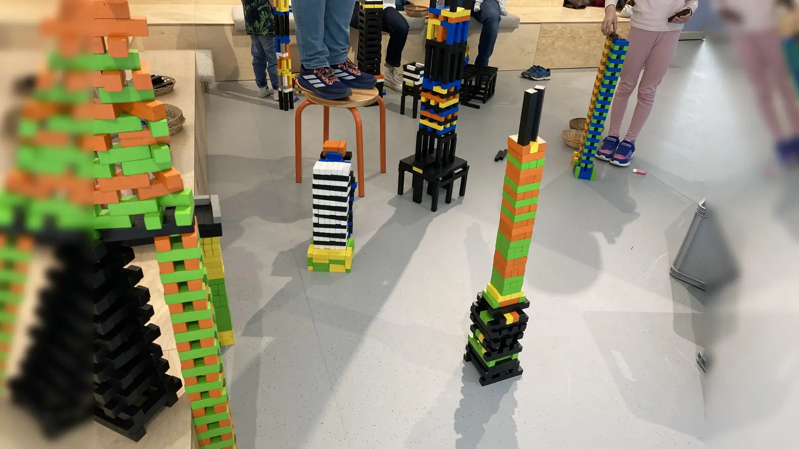 8000 bunte Bausteine luden ein zum Bauen und Stapeln, zum Schlichten und Experimentieren. (Bild: Dorothe Pfeiffer)