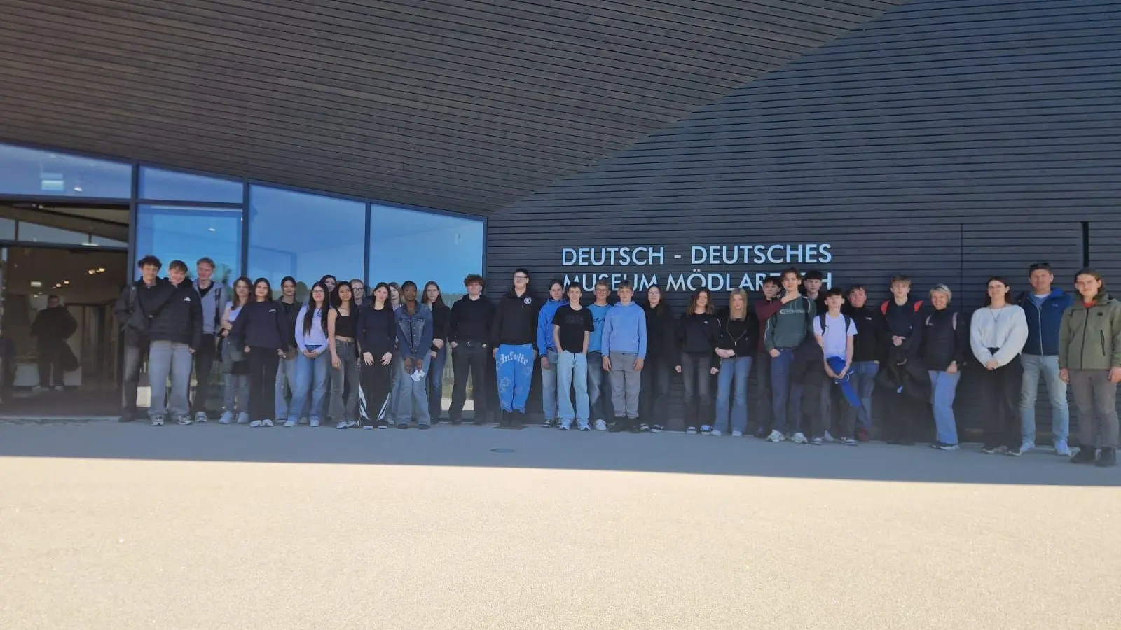 Die Kümmersbrucker Schülerinnen und Schüler verbrachten einen lehrreichen und interessanten Tag in Mödlareuth. (Bild: Florian Fuchs)