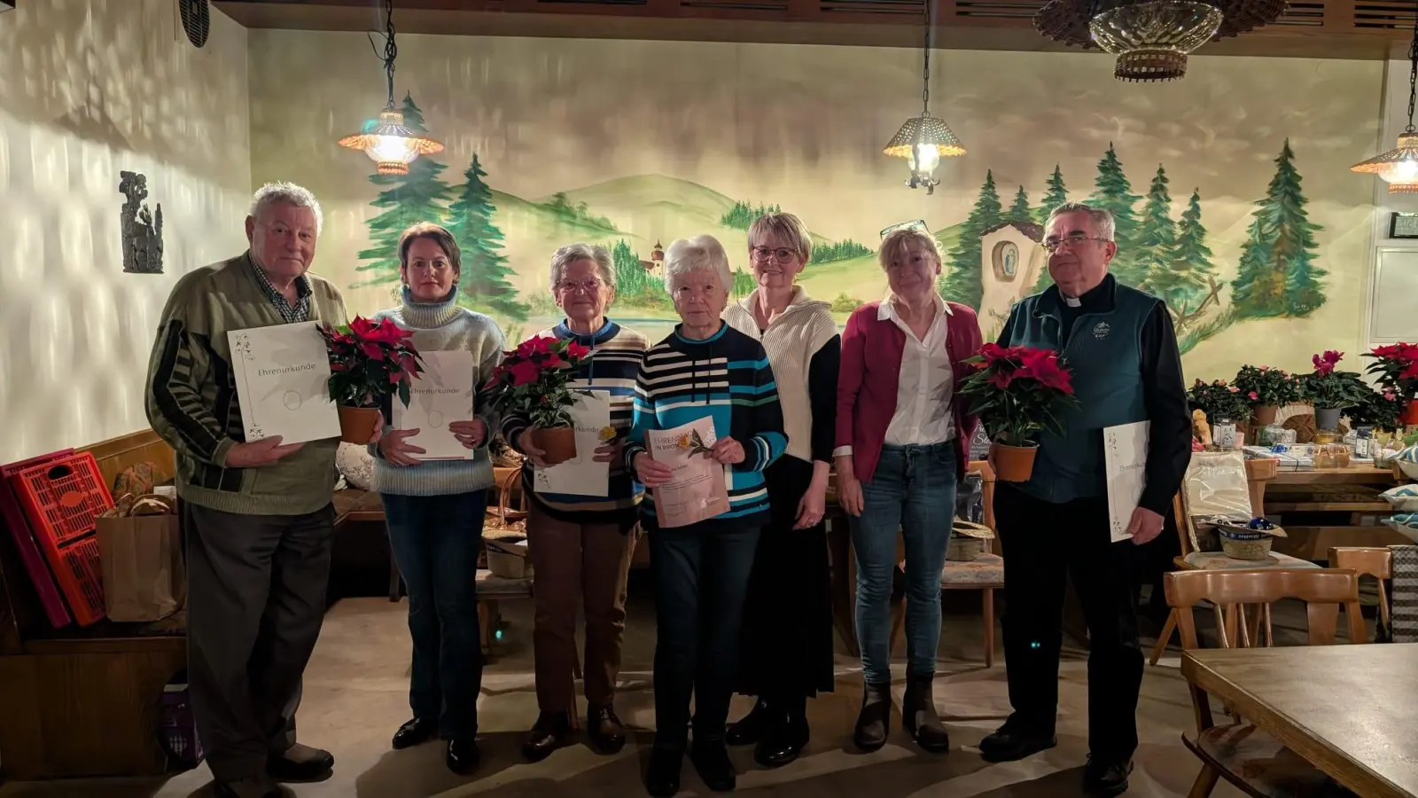 Die anwesenden Geehrten des OGV Heimaterde Ensdorf mit Vereinsvorsitzender Regina Günther (2.v.r.) und Zweiter Bürgermeisterin Sabine Müller (3.v.r.) (Bild: Stefan Lehner)