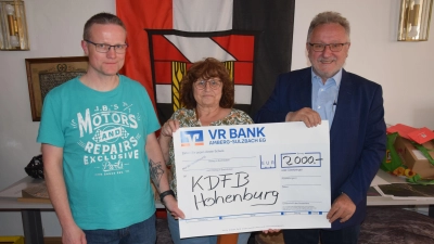 Die Frauenbundvorsitzende von Hohenburg, Klaudia Nießl übergab an die beiden Vorsitzenden des Fördervereins der Ersthelfer der Hirchwaldgruppe Johann Seitz (re.) und Andreas Bruckmüller eine Spende in Höhe von 2000 Euro.  (Bild: Paul Böhm)