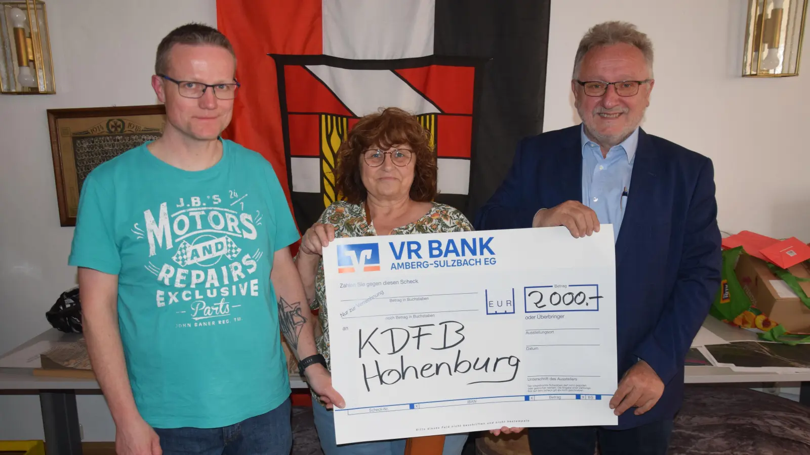 Die Frauenbundvorsitzende von Hohenburg, Klaudia Nießl übergab an die beiden Vorsitzenden des Fördervereins der Ersthelfer der Hirchwaldgruppe Johann Seitz (re.) und Andreas Bruckmüller eine Spende in Höhe von 2000 Euro.  (Bild: Paul Böhm)