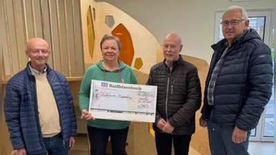 KAB Vorstand Franz Völkl (2.v.r.), sein Stellvertreter Reinhold Solfrank (1.v.r.) und Kassier Karl Heinz Pausch (1.v.l.) bei der Übergabe der Spende für die Spieleburg in der Krippengruppe an die Kindergartenleiterin Christine Schwepesch (2.v.l.). (Bild: Christina Rosner)