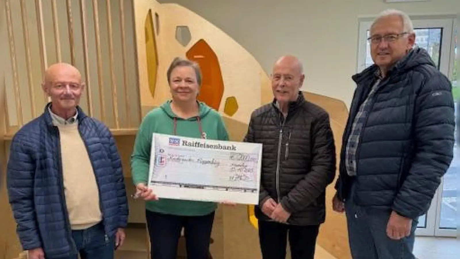 KAB Vorstand Franz Völkl (2.v.r.), sein Stellvertreter Reinhold Solfrank (1.v.r.) und Kassier Karl Heinz Pausch (1.v.l.) bei der Übergabe der Spende für die Spieleburg in der Krippengruppe an die Kindergartenleiterin Christine Schwepesch (2.v.l.). (Bild: Christina Rosner)