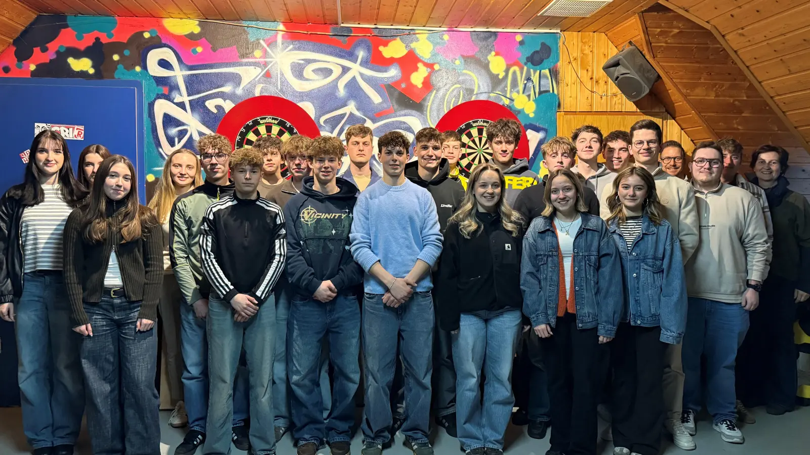 Das neue Jugendgremium zusammen mit dem Jugendreferent Stefan Linsmeier (h.r.) und Zweiter Bürgermeisterin Tanja Kippes (außen rechts). (Bild: Stefan Linsmeier)