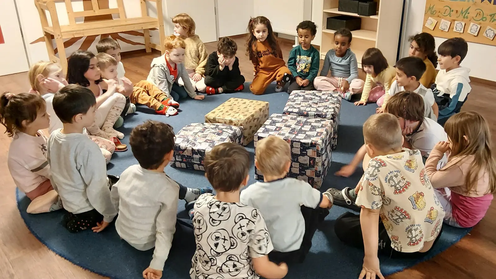 Die jungen Wichtel packen Weihnachtstrucker-Pakete. (Bild: Vanessa Weber)