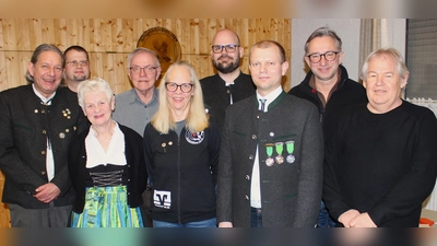 Gewählte Funktionsträger (von links): Markus Böhm, Christian Hiltl, Christa Donhauser, Werner Rosenthal, Tanja Ludwig, Manuel Birner, Alexej Urbanovic, Stephan Koller und Richard Richthammer. (Bild: 9061.2: Werner Koller)