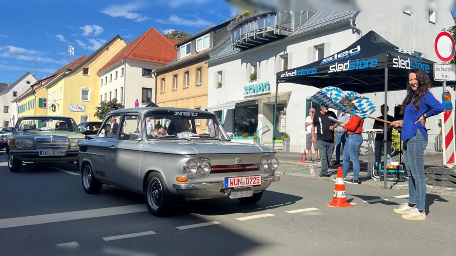 Die Waldershofer Bürgermeisterin Margit Bayer startet die ACW Oldtimerausfahrt (Bild: Hubert Ernstberger)