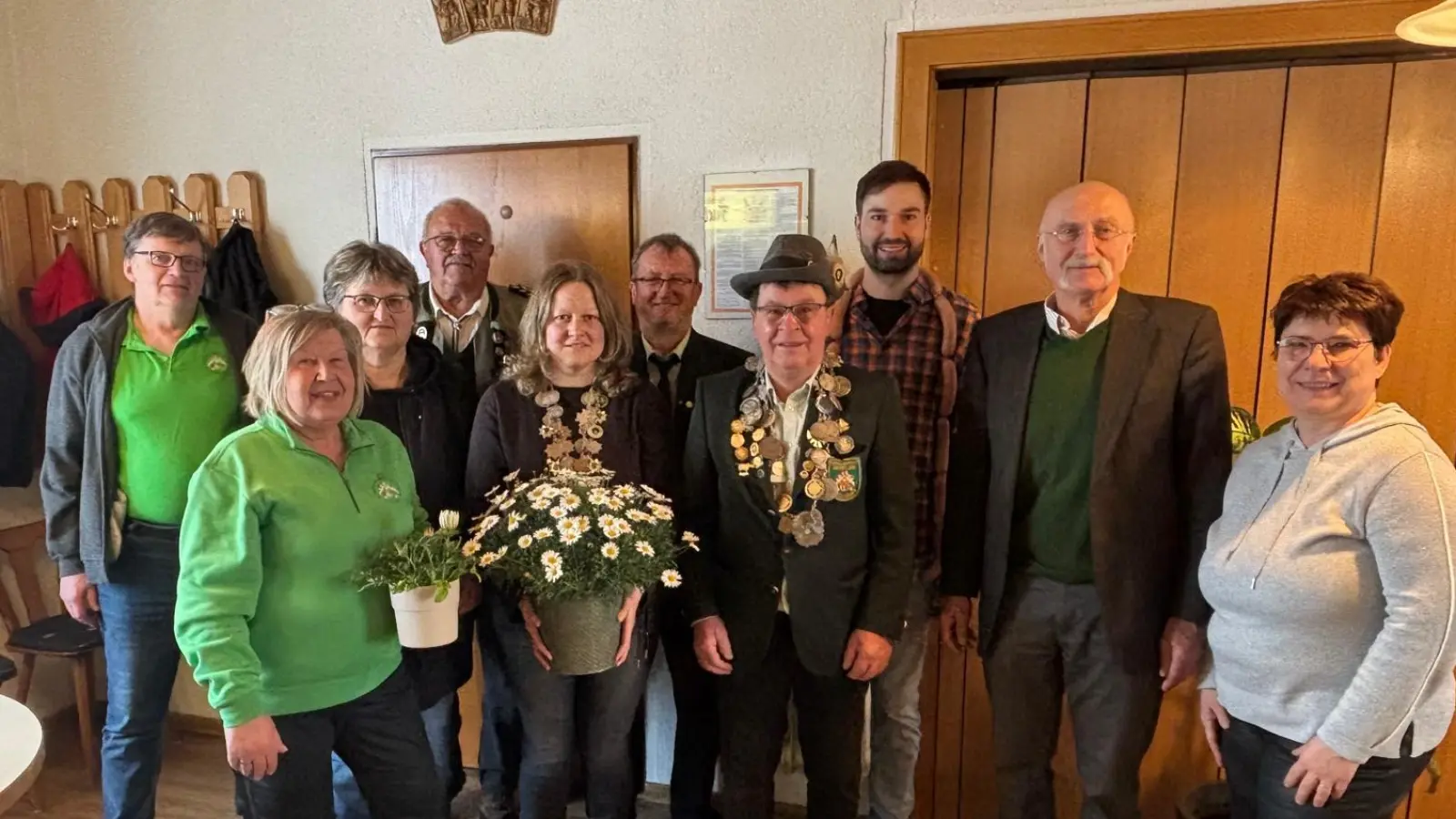 Von links: Irlbacher Hans, Maria Hanauer, Rosa Rupp, Reinhold Wild ,Andrea Rupp ,Manfred Becher, Oliver Roth, Michael Ostermeier, Dr. Günter Gilch und Beate Becher. (Bild: Annegret Greber)