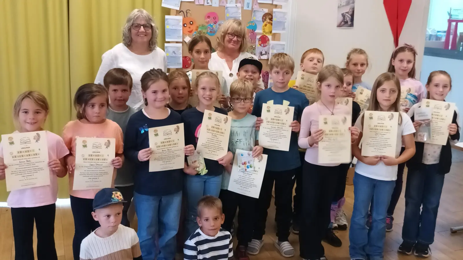 Große Freude herrschte bei der Preisverleihung des Sommer-Leseclubs der Gemeindebücherei Schirmitz. (Bild: Franziska Hopperdietzel)