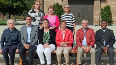 Rita Zollbrecht und Marga Heimler (vorne Mitte) wurden als Leiterinnen der Senioren verabschiedet. Vorne von links: Ruhestandspfarrer Johann Schächtl, Pfarrer Michael Hoch, Pfarrer Georg Praun und der Ortspfarrer Celestine Thazhuppil. Hinten stehend von links: Die jetzigen Leiterinnen Waltraud Schönberger, Magdalena Schmidbauer und Mathilde Schießlbauer. (Bild: Johann Heimler)