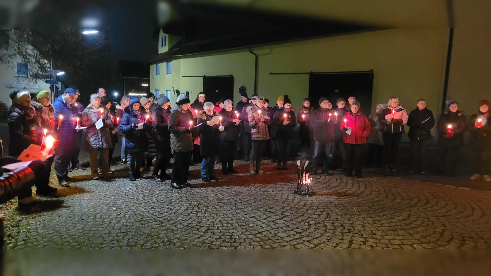 Adventsfenster Flossenbürg (Bild: Erika Römischer-Thamm)