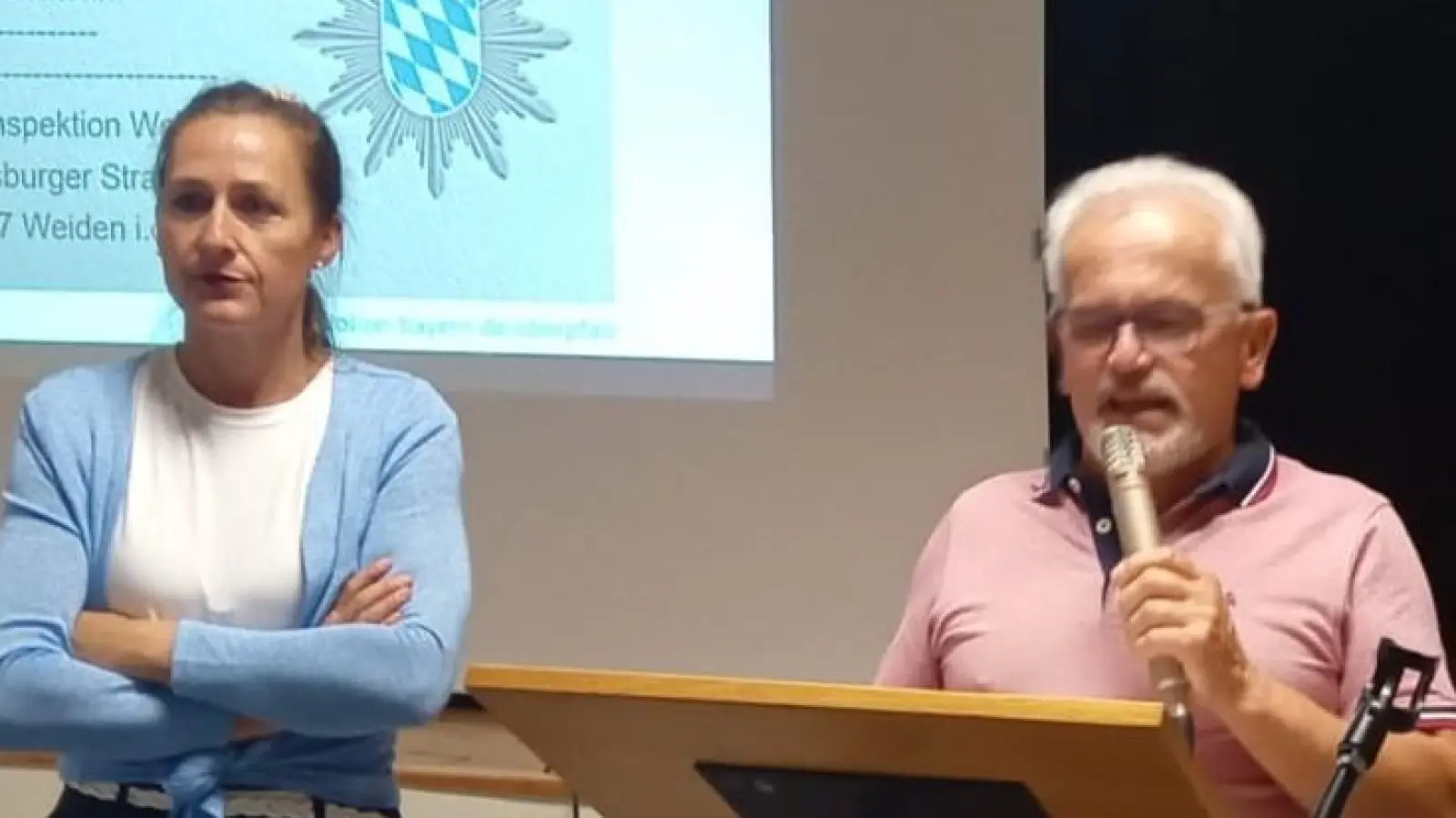 Vorsitzender Alfred Wulfänger begrüßt Hauptkommissarin Gloria Görner-Degasperi von der Kriminalpolizei Weiden. (Bild: Sabine Bäumler)