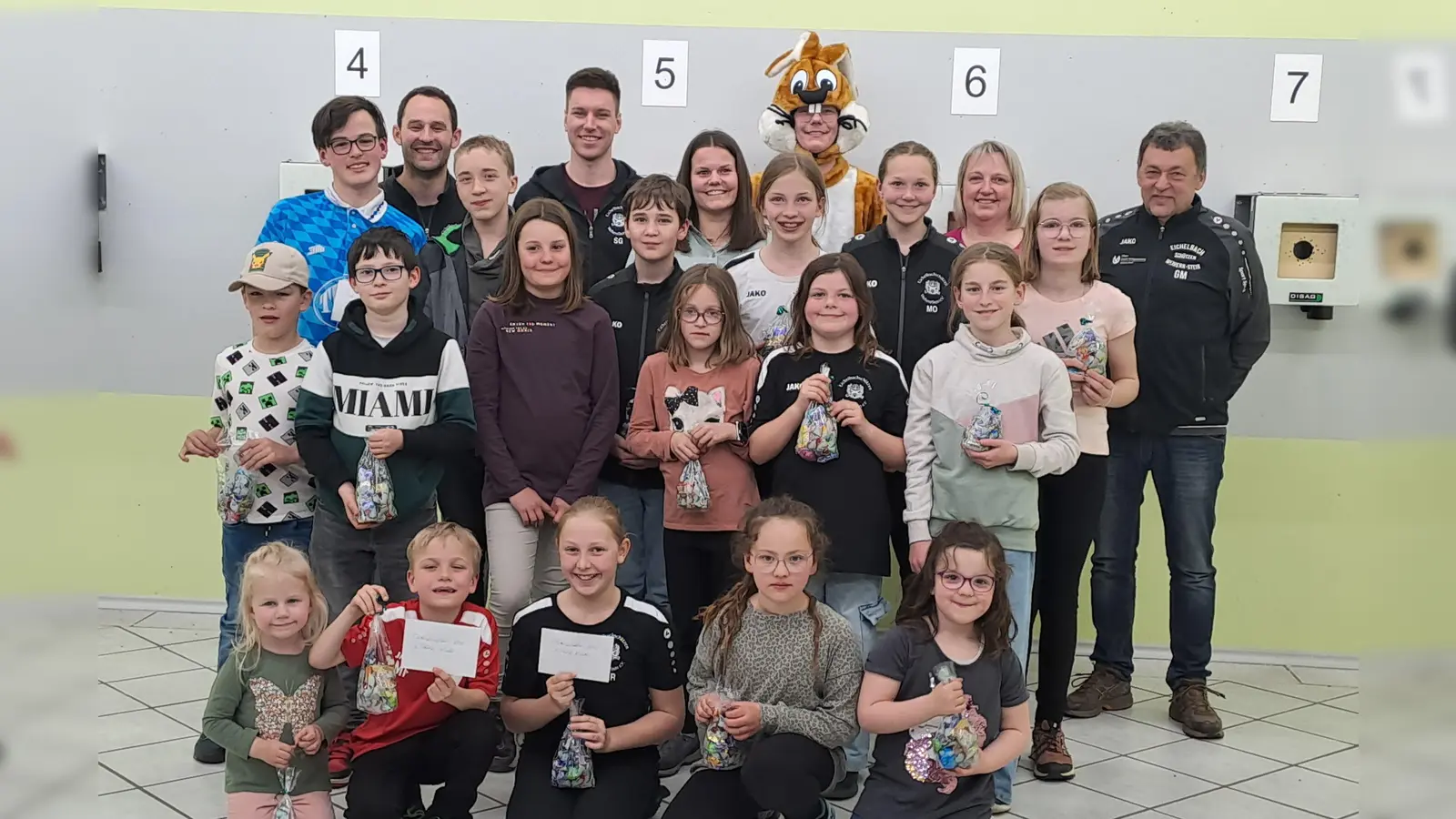 Beim traditionellen Osterschießen, gab es viele glückliche Sieger. Der Osterhase übernahm die Preisverleihung. Schützenmeister Matthias Reis und Sportleiter Stefan Gradl ( hinten links ) gratulierten allen Gewinnern. Vorne knieend mitte , Elena Reis , sowie hinten rechts Gerhard Meindl die beiden Hauptgewinner in Ihrer Altersklasse. (Bild: Hans Schlosser)