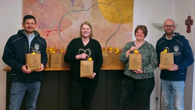 Neben Kinderschutzbund und Diakonie gehörte auch der Sozialdienst katholischer Frauen zu jenen Organisatoren, die Ostergeschenktüten zum Verteilen erhielten. Hier überbringen Franz von Klenck (links) und Martin Bernklau (rechts) die Geschenke von Round Table 235 Amberg-Sulzbach an Julia Möbus (Zweite von links) und Andrea Graf (Zweite von rechts) vom SkF. Bild: Möbus. (Bild: Hubert Uschald)