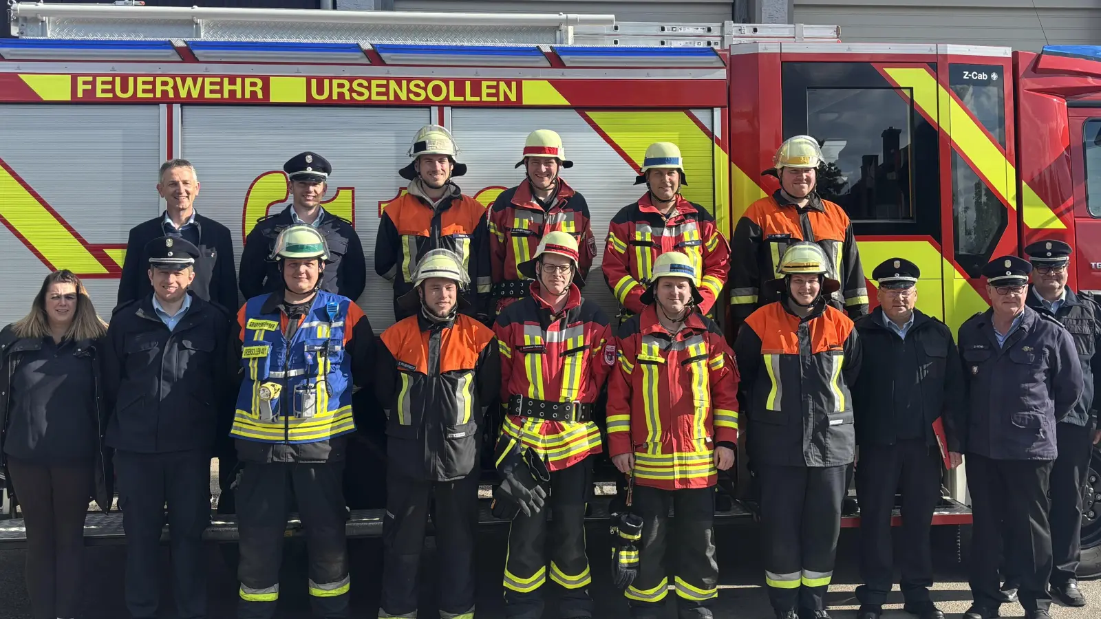 Die Gruppe der Feuerwehr Ursensollen nach dem erfolgreichen Leistungsabzeichen Löschaufbau. (Bild: Jonas Sperber)