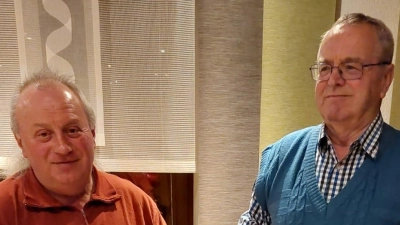 Stolz halten (von links) Leonhard Renner und Reinhardt Müller ihre Siegerpreise in den Händen. (Bild: Simone Hagen/exb)