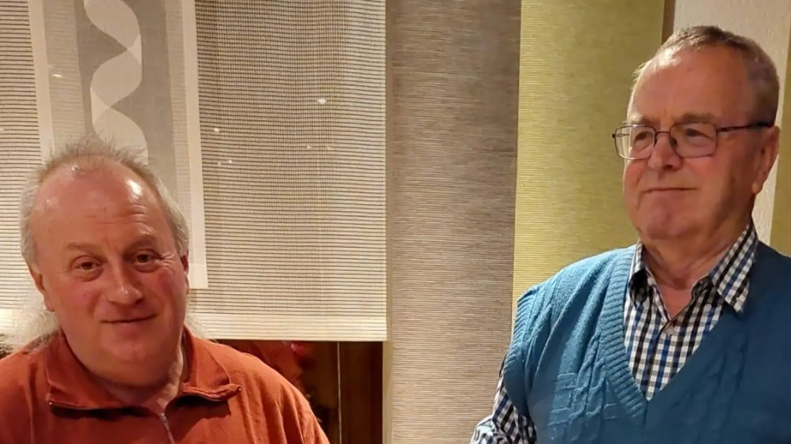 Stolz halten (von links) Leonhard Renner und Reinhardt Müller ihre Siegerpreise in den Händen. (Bild: Simone Hagen/exb)