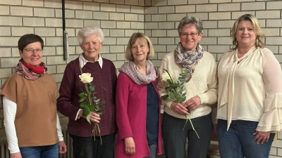 Ehrungen für 50 Jahre Mitgliedschaft. Von links: Geistliche Beirätin Elisabeth Harlander, Anny-Lore Richter, Gabriele Mattulla, Ruth Moser und stell. Diözesanvorsitzende Kerstin Aufschneider. (Bild: Martina Pospiech)