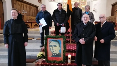 Ehrung der Jubilare v.l. Präses Herr Alexander, Josef Schuller 50 J., Franz Göhl 50 J., Bannerträger Werner Berr, Hans König 40 J., Alois Weigl 70 J. und Vorsitzender Elmar Pilz.  (Bild: Herbert Konrad)