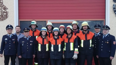  Die Feuerwehrleute, die erfolgreich ihre Prüfung ablegten mit dem Schiedsrichterteam, Kommandant Wolfgang Gollwitzer (rechts) und dritter Bürgermeister Thomas Baier (Zweiter von links) (Bild: Wolfgang Gollwitzer)