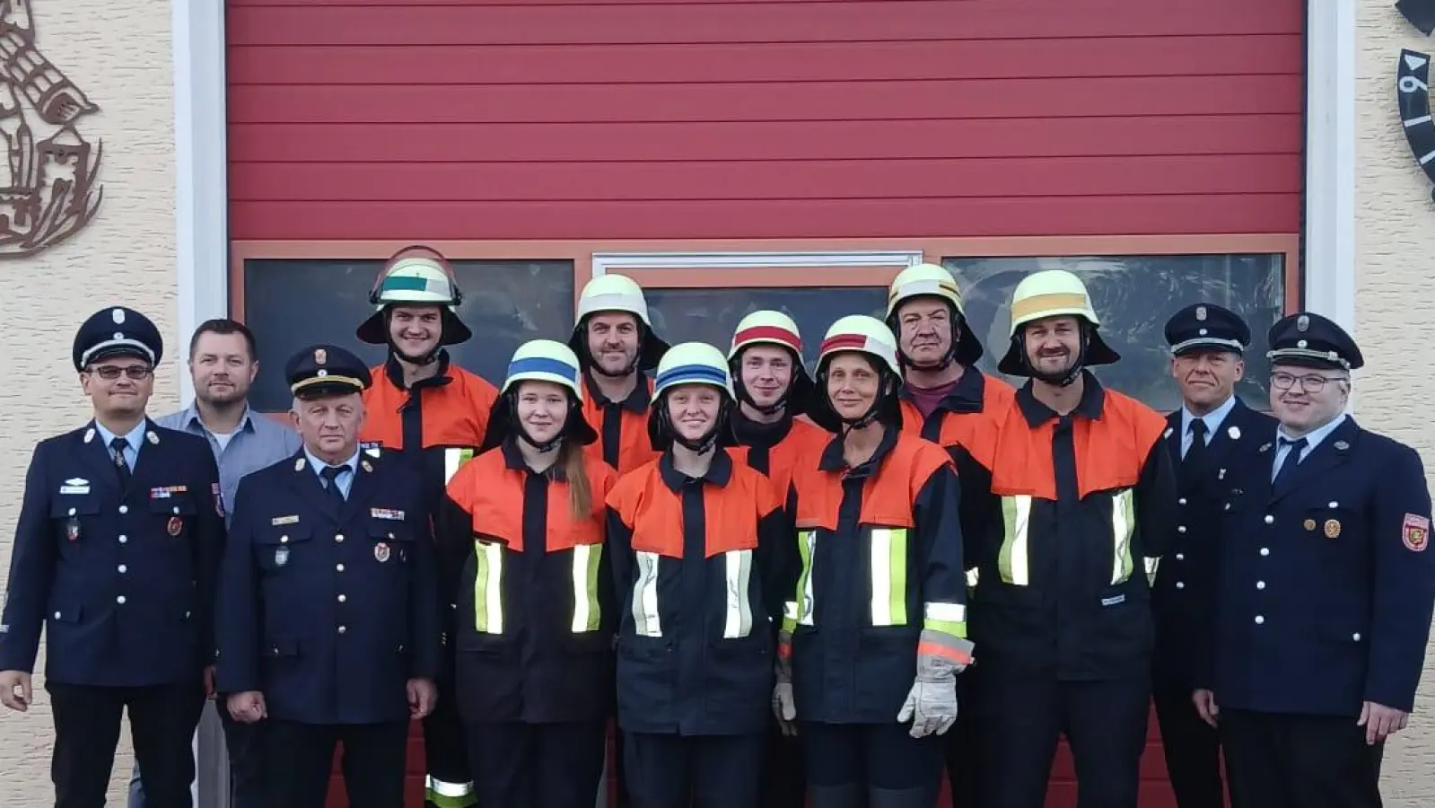  Die Feuerwehrleute, die erfolgreich ihre Prüfung ablegten mit dem Schiedsrichterteam, Kommandant Wolfgang Gollwitzer (rechts) und dritter Bürgermeister Thomas Baier (Zweiter von links) (Bild: Wolfgang Gollwitzer)