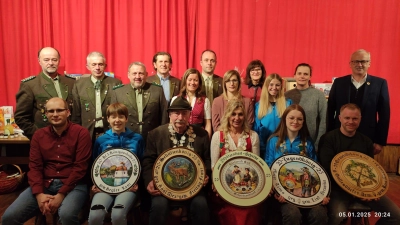 Alle Würdenträger und Gewinner im Schützenverein Edelweiß Süß mit 1. Schützenmeister Werner Wendl (hinten links) und 1. Bürgermeister Bernhard Lindner (hinten rechts) (Bild: Uwe Friedrich)