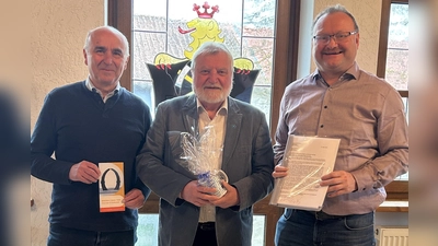 Bürgermeister Uwe König sowie zweiter Bürgermeister Klaus Siegert zeigten Verständnis für den Rücktritt von Hartmut Schendzielorz alsVolksbundbeauftragter und bedankten sich noch einmal für dessen Einsatz.<br>v.l.: Klaus Siegert, Hartmut Schendzielorz, Uwe König (Bild: Stefanie Ringer)