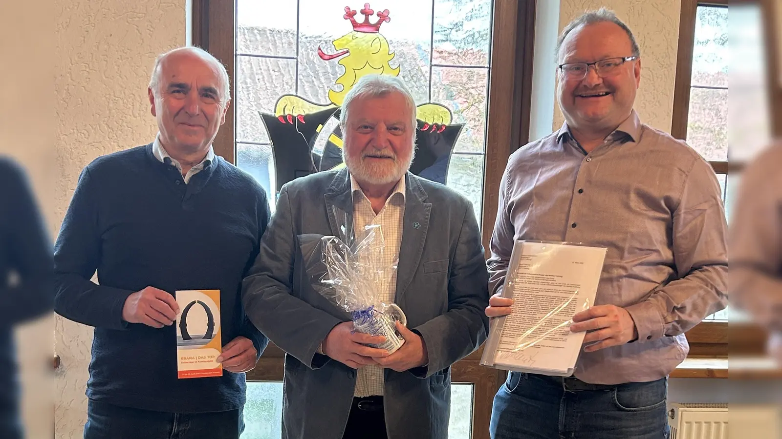 Bürgermeister Uwe König sowie zweiter Bürgermeister Klaus Siegert zeigten Verständnis für den Rücktritt von Hartmut Schendzielorz alsVolksbundbeauftragter und bedankten sich noch einmal für dessen Einsatz.<br>v.l.: Klaus Siegert, Hartmut Schendzielorz, Uwe König (Bild: Stefanie Ringer)