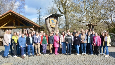 Gruppenfoto mit allen Teilnehmern im Hof der Zoiglgaststätte „Zum Rechersimer“. (Bild: Lorenz Märtl)