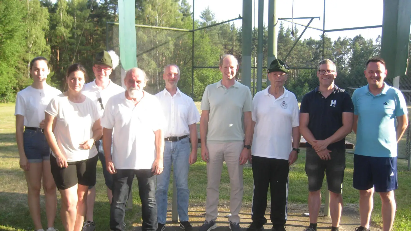 Siegreichen Schützinnen und Schützen von der ASG Wernberg-Köblitz e.V.<br>Mit dem Marktrat Florian Dotzler u. Bürgermeister Konrad Kiener. Von links: Isabel Erl J. Scheibe 30m 3.u.2. Stern, M. Kombi3.Pl .Erl Anja Kombi-M.3.PL. Erl Gerald Stern M.3.Pl. Kurzwart Josef Se.Stern 2. Kombi 1. M .3.Pl. Jenke Thomas A. Stern 1.Kombi 1. M. Stern 3. u. M. Kombi 3.Pl. Bgm.Kiener Jenke H.-E. M. Kombi 3.PL. Kaiser Stefan Sch. Stern 1. M. 3.Pl. Marktr. Dotzler (Bild: Hans-Erich Jenke)