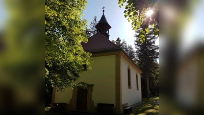 Die Heinersreuther Waldkapelle im Morgenlicht. (Bild: Herbert Ziegler)