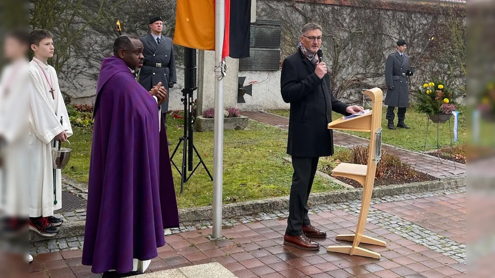 Am Ehrenmal in Stulln gedachten Bürgermeister Hans Prechtl und Pfarrvikar Christian Ogu aller Menschen, die gewaltsam aus dem Leben gerissen wurden. Dabei geht es nicht nur um die Erinnerung an die Vergangenheit, sondern auch um die Verantwortung für die Zukunft. (Bild: Stefan Wittmann)