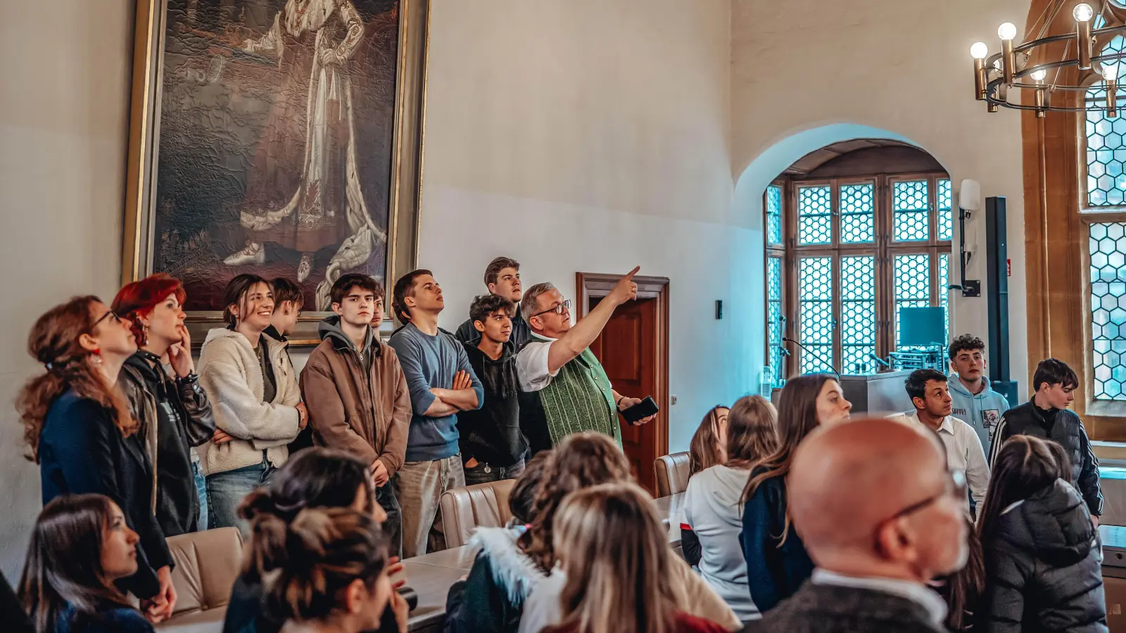 Schüleraustausch zwischen Amberg (Erasmus Gymnasium) und Desenzano (Liceo Bagatta). Bürgermeister Martin J. Preuß zeigte den Gästen den historischen Rathaussaal. (Bild: Michael Golinski)