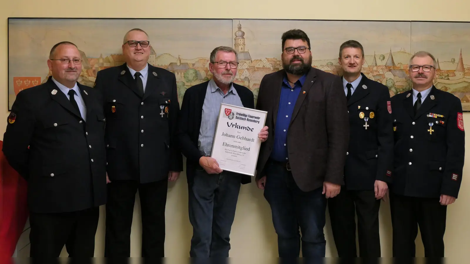 1. Kommandant Armin Buchwald, Kassenprüfer Armin Schall, Ehrenmitglied Hans Gebhardt, Bürgermeister Stefan Frank, Kassenprüfer Thomas Pöllinger, Vorsitzender Thomas Wiesent (von links) (Bild: Michael Gebhardt)