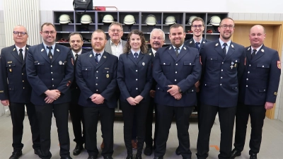 Bild von links: Kreisbrandrat Christof Strobl, Kommandant Wolfgang Rösch, Kreisbrandinspektor Michael Iberer, stellvertretender Kommandant Andreas Zwack, Bürgermeister Hans-Martin Schertl, Schriftführerin Anna Reuschl, Ehrenkreisbrandrat Fredi Weiß, der wiedergewählte stellvertretende Vorsitzende Andreas Weiß, Kassier Markus Hann, Vorsitzender Manuel Lindner und Kreisbrandmeister Andreas Luber. (Bild: Christina Rabenstein)