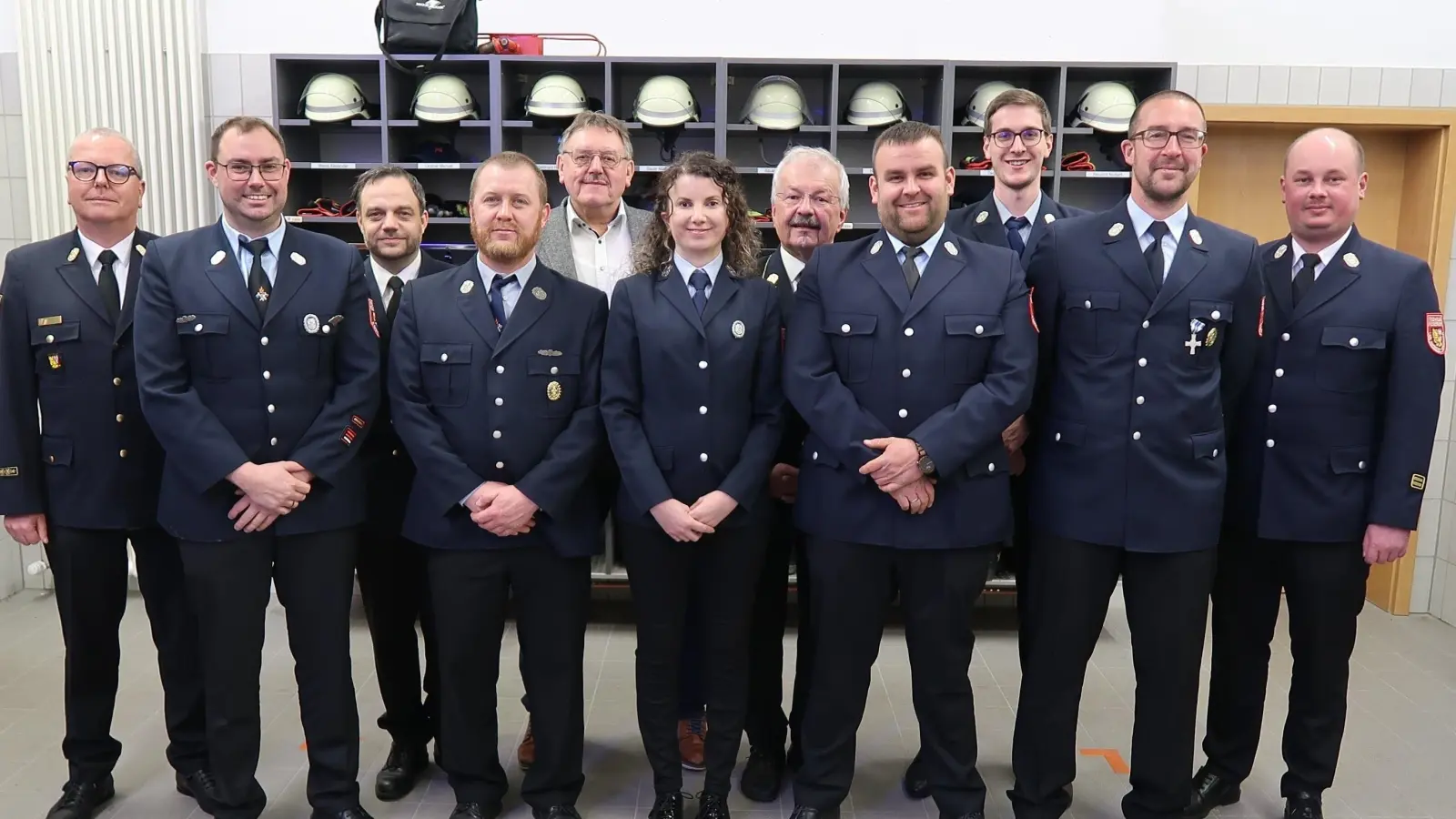 Bild von links: Kreisbrandrat Christof Strobl, Kommandant Wolfgang Rösch, Kreisbrandinspektor Michael Iberer, stellvertretender Kommandant Andreas Zwack, Bürgermeister Hans-Martin Schertl, Schriftführerin Anna Reuschl, Ehrenkreisbrandrat Fredi Weiß, der wiedergewählte stellvertretende Vorsitzende Andreas Weiß, Kassier Markus Hann, Vorsitzender Manuel Lindner und Kreisbrandmeister Andreas Luber. (Bild: Christina Rabenstein)
