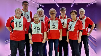 Das sind die siegreichen Starter beim Bowling bei den Deutschen Meisterschaften Von links: Stefan Schmucker, Valentin Strehl, Leon Forster, Detlef Schweda, Regina Market, Julia Hauer, Juliane Weiß und Alfred Weiß. (Bild: Martina Weiß)
