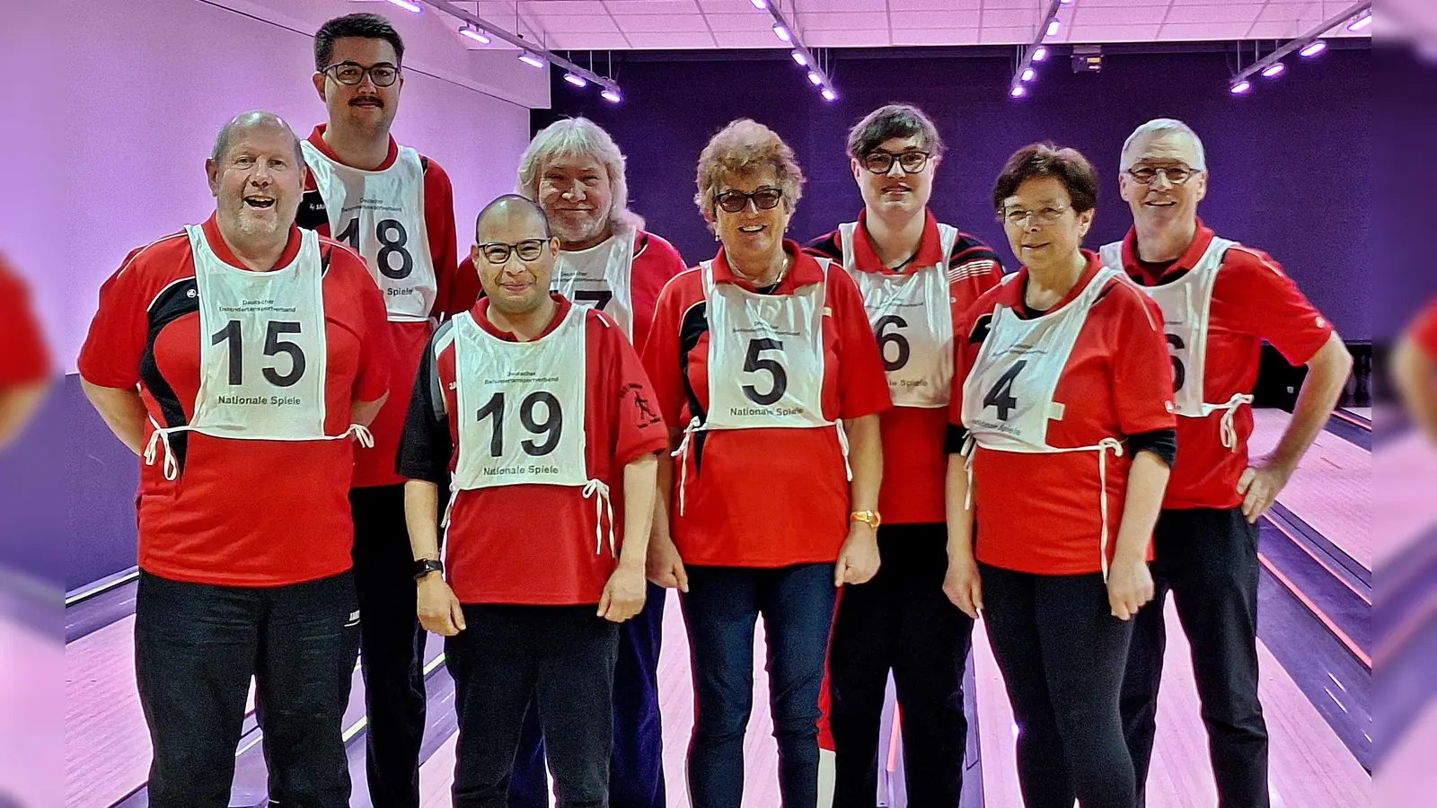 Das sind die siegreichen Starter beim Bowling bei den Deutschen Meisterschaften Von links: Stefan Schmucker, Valentin Strehl, Leon Forster, Detlef Schweda, Regina Market, Julia Hauer, Juliane Weiß und Alfred Weiß. (Bild: Martina Weiß)
