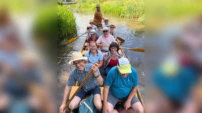 Erkennbar gute Laune bei der Zillenfahrt auf der Vils (Bild: Manfred Schlosser)
