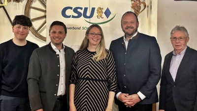 Die CSU Schirmitz hat bei der Jahreshauptversammlung wieder gewählt. Das Team von links: Leopold Ascherl (JU Vorsitzender und Stv. Vorsitz CSU, Ernst Lenk (Bürgermeister und Stv. Vorsitz), Dr. Ariane Heigl (CSU Orstvorsitzende), Landrat Andreas Meier, Karl Balk (Altbürgermeister und Schatzmeister). (Bild: Louis Faltenbacher)