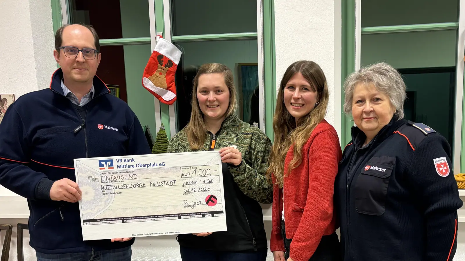 Rebecca und Franziska Kühner überreichten die Spende an Barbara und Florian Faltenbacher. (Bild: Michaela Bösl-Assion)